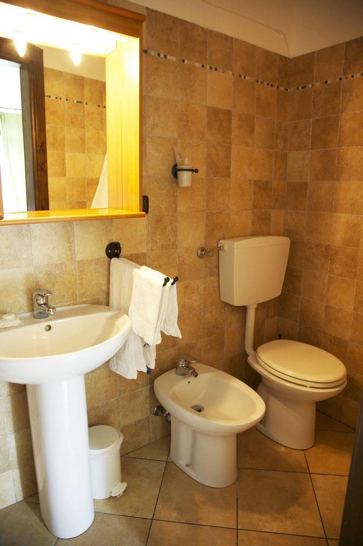 מונצ'ניזיו Chalet Sul Lago Hotel In Montagna מראה חיצוני תמונה